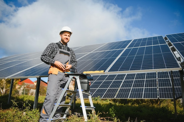 Trabalhador instalando painéis solares ao ar livre