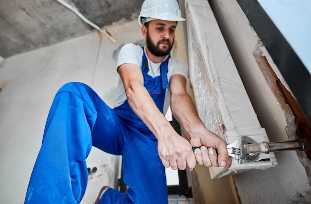 Foto trabalhador instalando um radiador em um apartamento