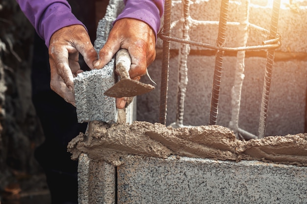 Trabalhador, instalar, tijolos, em, local construção