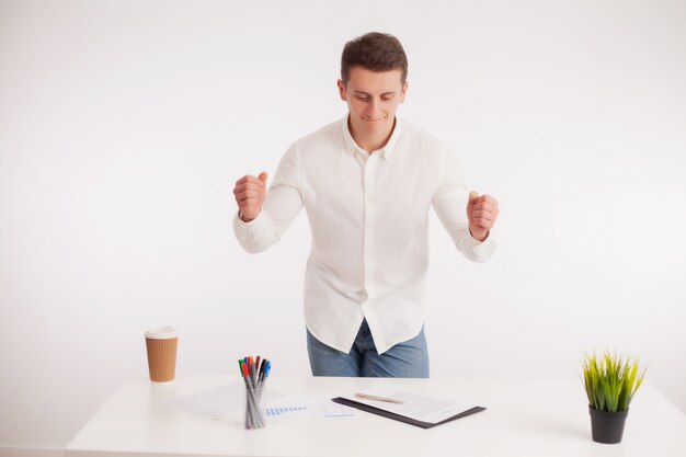 Trabalhador jovem feliz trabalhando no escritório