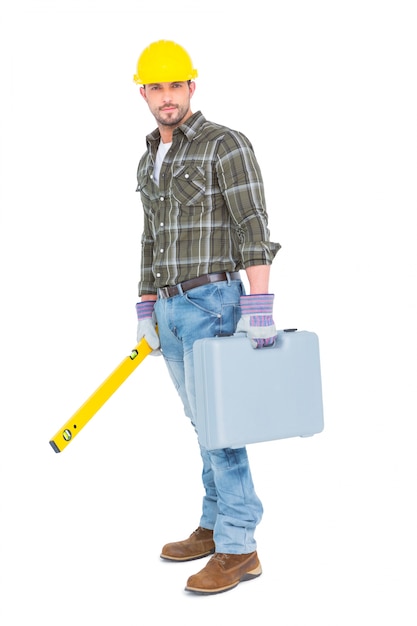 Trabalhador manual com nível de espuma e caixa de ferramentas