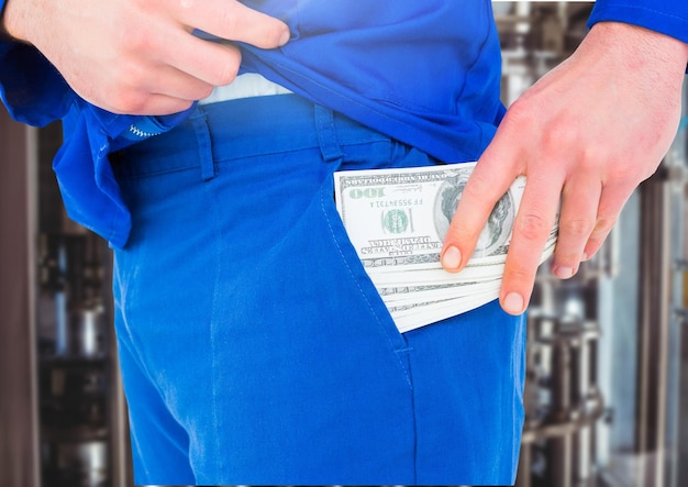 Trabalhador masculino colocando várias notas de dólar no bolso