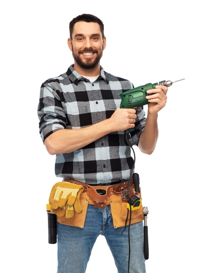 Foto trabalhador masculino feliz ou construtor com broca e ferramentas