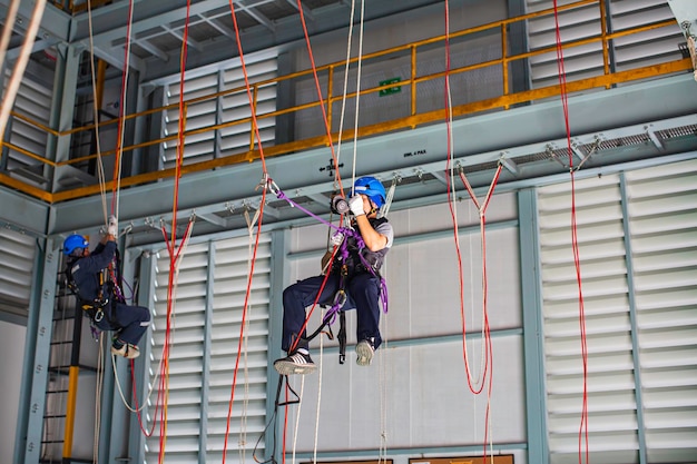 Foto trabalhador masculino treinando acesso por corda em trabalho em alta