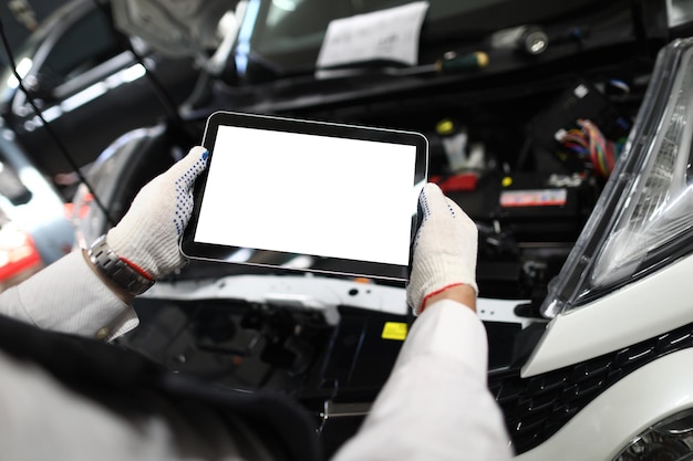 Foto trabalhador mecânico usando tablet para diagnóstico da condição técnica do veículo