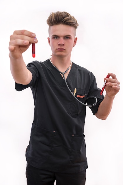 Trabalhador médico em laboratório procurando sangue vermelho em tubo de ensaio, analisando-o