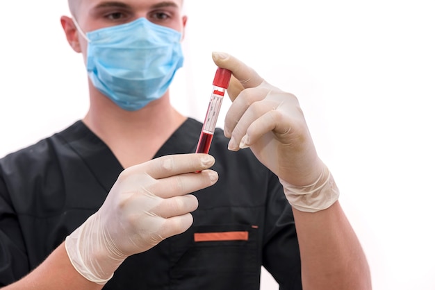 Trabalhador médico em laboratório procurando sangue vermelho em tubo de ensaio, analisando-o