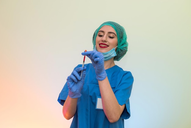 Trabalhador médico segurando seringa e vestindo uniforme azul. pronto para injeção