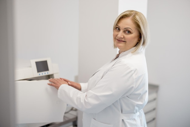 Foto trabalhador médico sênior na sala de esterilização