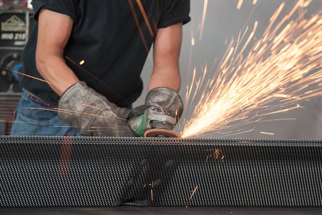 trabalhador na construção da indústria de moagem de metal