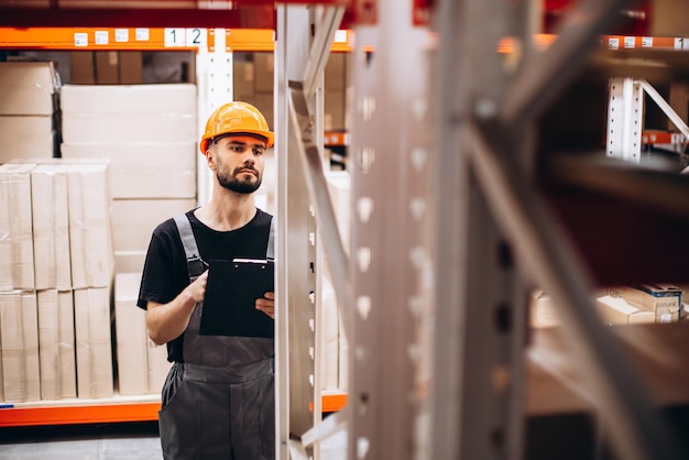 Trabalhador na fábrica verificando mercadorias