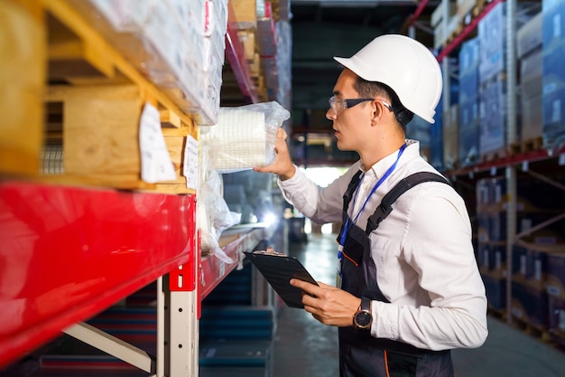 Trabalhador pega o produto desejado