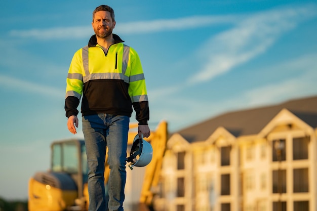 Trabalhador, pequeno empresário, trabalhador da construção civil com capacete de capacete de segurança na construção do canteiro de obras