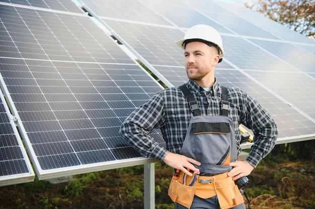 Trabalhador profissional instalando painéis solares na construção metálica usando diferentes equipamentos usando capacete Solução inovadora para resolução de energia Use recursos renováveis Energia verde