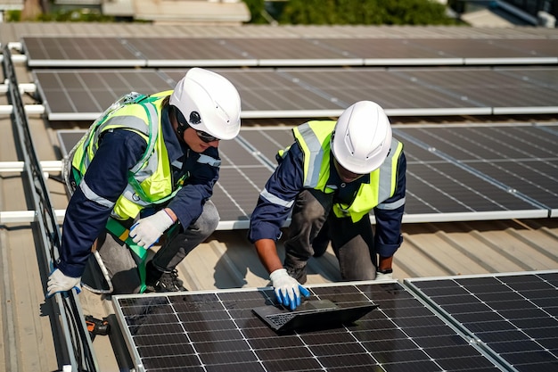 Trabalhador profissional instalando painéis solares no telhado de uma casa