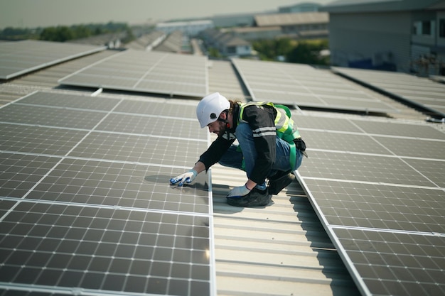 Trabalhador profissional instalando painéis solares no telhado de uma casa