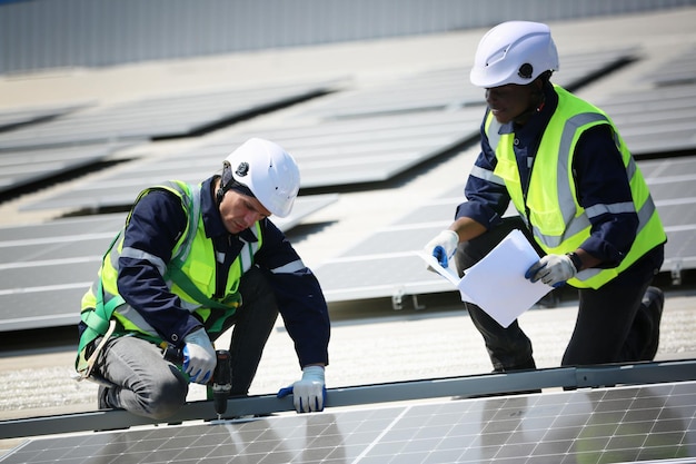 Trabalhador profissional instalando painéis solares no telhado de uma casa