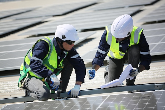 Trabalhador profissional instalando painéis solares no telhado de uma casa