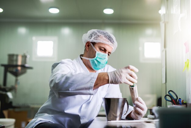 Trabalhador protetor na fábrica farmacêutica em seu local de trabalho.