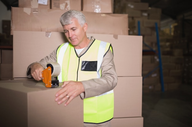 Foto trabalhador que prepara os bens para despachar