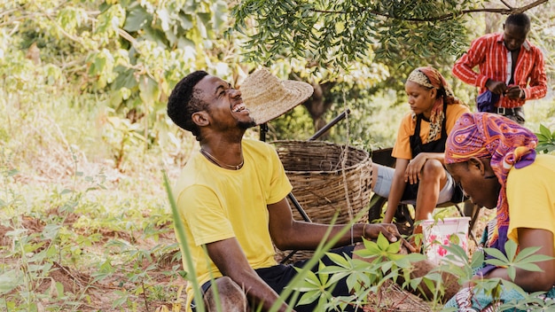 Foto trabalhador rural rindo ao ar livre