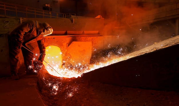 Foto trabalhador siderúrgico a trabalhar numa fábrica