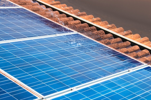 Foto trabalhador solar, limpeza de painéis fotovoltaicos com escova e água. limpeza fotovoltaica.