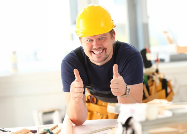 Foto trabalhador sorridente com capacete amarelo