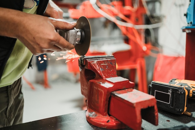 Trabalhador técnico cortando metal com muitas faíscas afiadas Usando equipamentos para cat iron