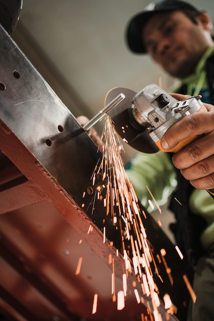 Trabalhador técnico cortando metal com muitas faíscas afiadas Usando equipamentos para cat iron