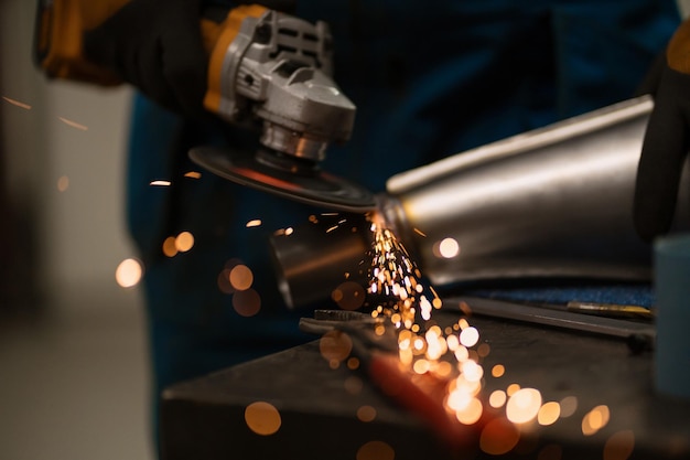 Trabalhador técnico cortando metal com muitas faíscas afiadas Usando equipamentos para cat iron