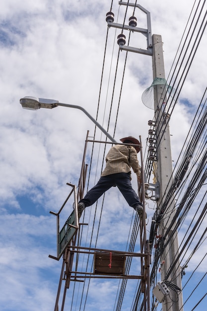 Foto trabalhador trabalhando para instalar a linha elétrica