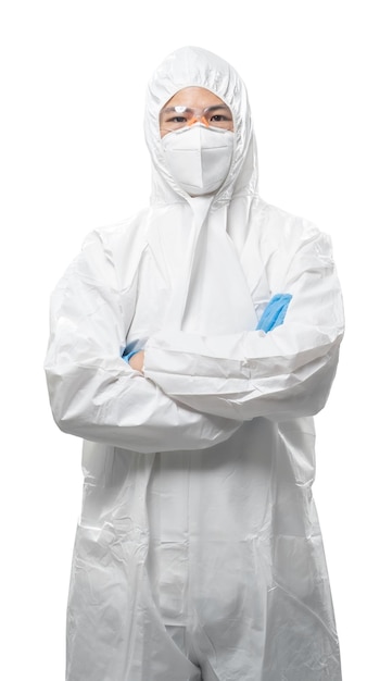Trabalhador usa traje de proteção médica ou macacão branco braço dobrado isolado no branco