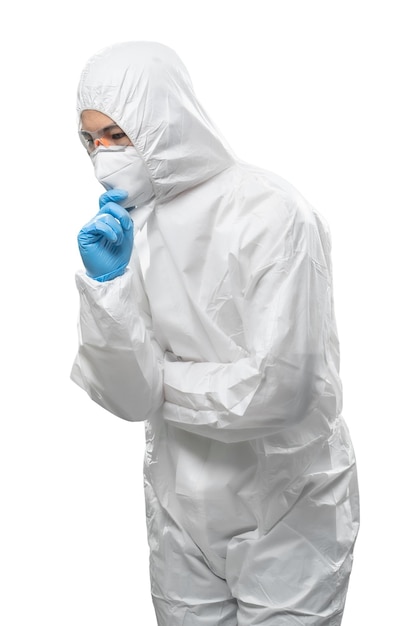 Trabalhador usa traje de proteção médica ou macacão branco com máscara e óculos
