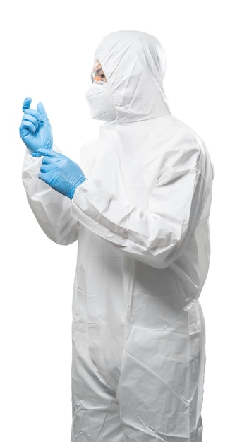 Trabalhador usa traje de proteção médica ou macacão branco estendido à mão isolado no branco