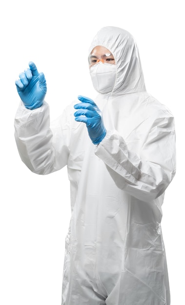 Trabalhador usa traje de proteção médica ou macacão branco estendido à mão isolado no branco
