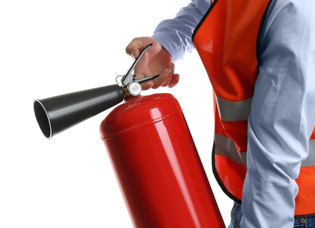Trabalhador usando extintor de incêndio em closeup de fundo branco