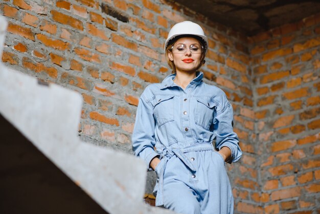 Foto trabalhadora de armazém. construtor de mulher no capacete de segurança. engenheira ou arquiteta. renovação de casa. inspetor de qualidade. ocupação do trabalho de construção. trabalhador da construção. senhora no canteiro de obras.