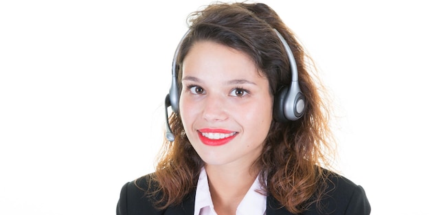 Trabalhadora de atendimento ao cliente de mulher bonita no operador sorridente de call center com fone de ouvido
