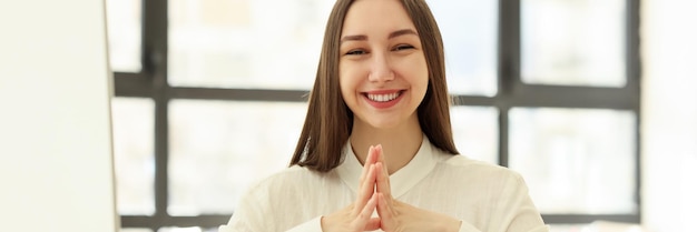 Trabalhadora de escritório sorri feliz, mulher se alegra com o desenvolvimento bem-sucedido dos assuntos sentados