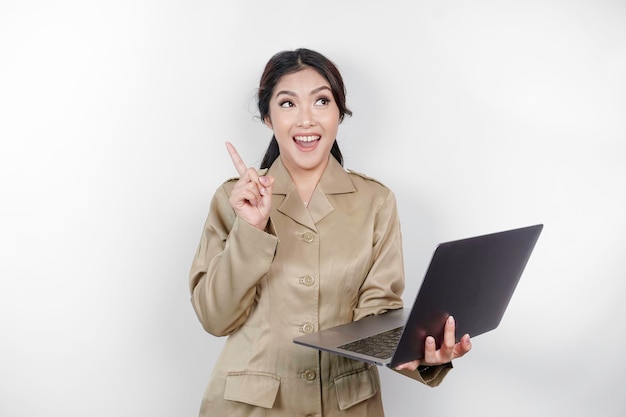 Trabalhadora do governo pensativa mulher segurando seu laptop e gesticulando tem uma ideia PNS vestindo uniforme khaki