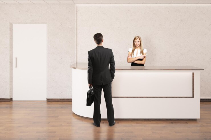 Foto trabalhadora e cliente na recepção