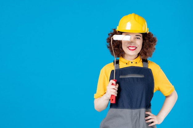 Trabalhadora em uniforme amarelo sobre azul