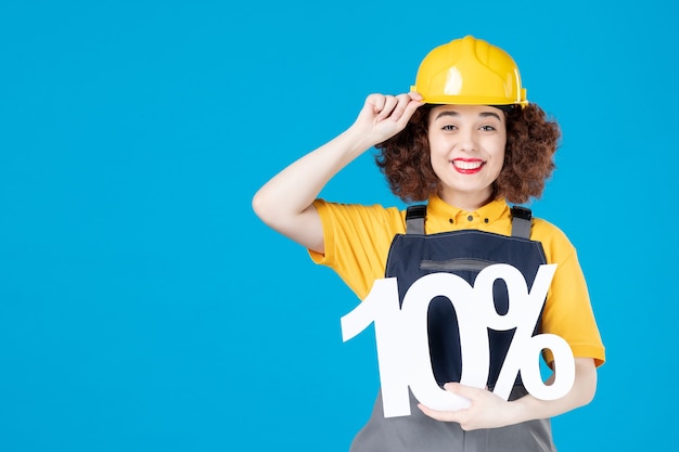 Trabalhadora em uniforme amarelo sobre azul