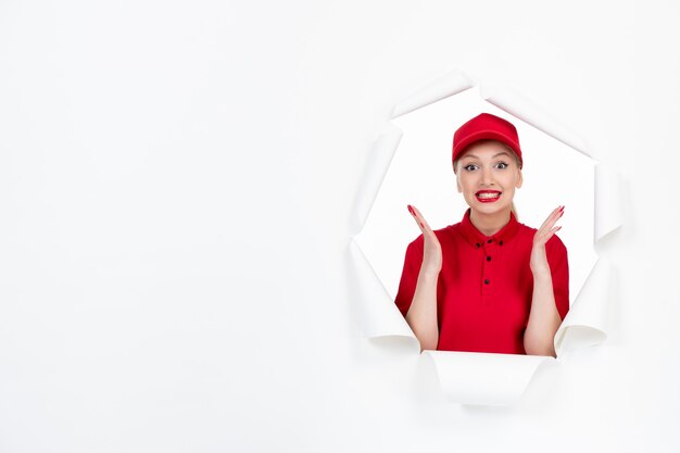 Trabalhadora em uniforme vermelho e branco