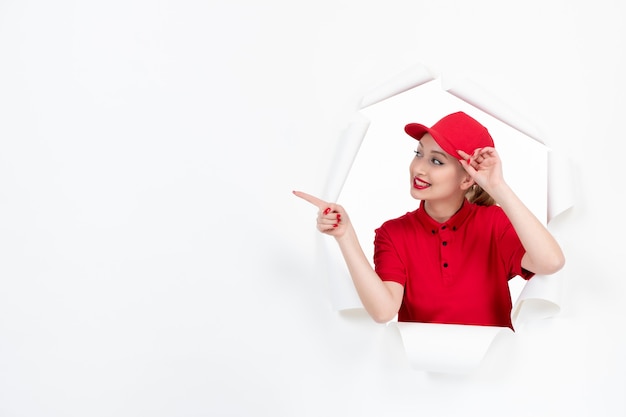 Trabalhadora em uniforme vermelho e branco