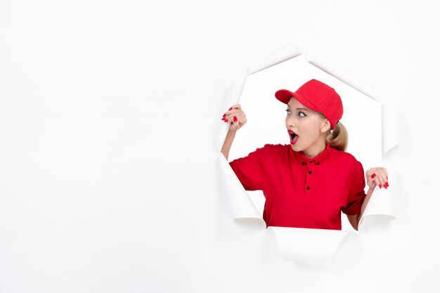 Trabalhadora em uniforme vermelho e branco