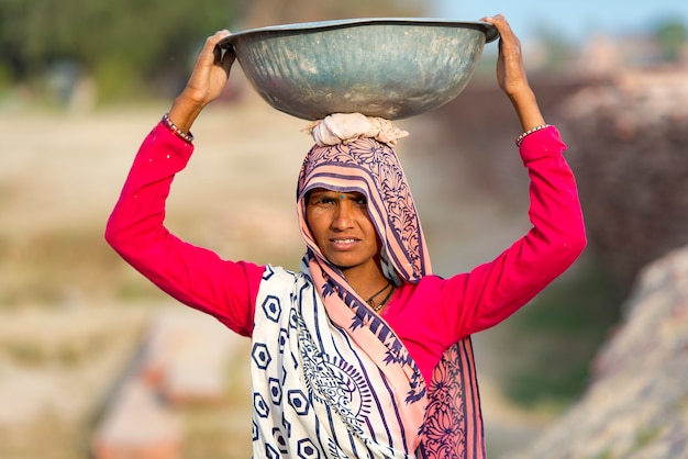 Trabalhadora indiana em Agra, Índia