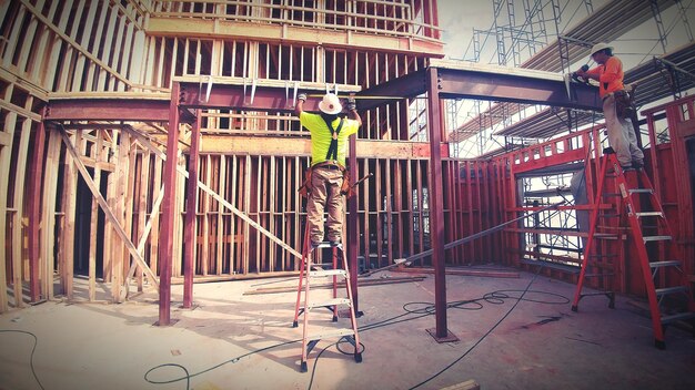 Foto trabalhadores a trabalhar no canteiro de obras