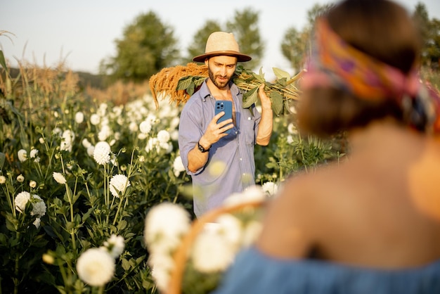 Trabalhadores agrícolas se divertem na fazenda de flores ao ar livre